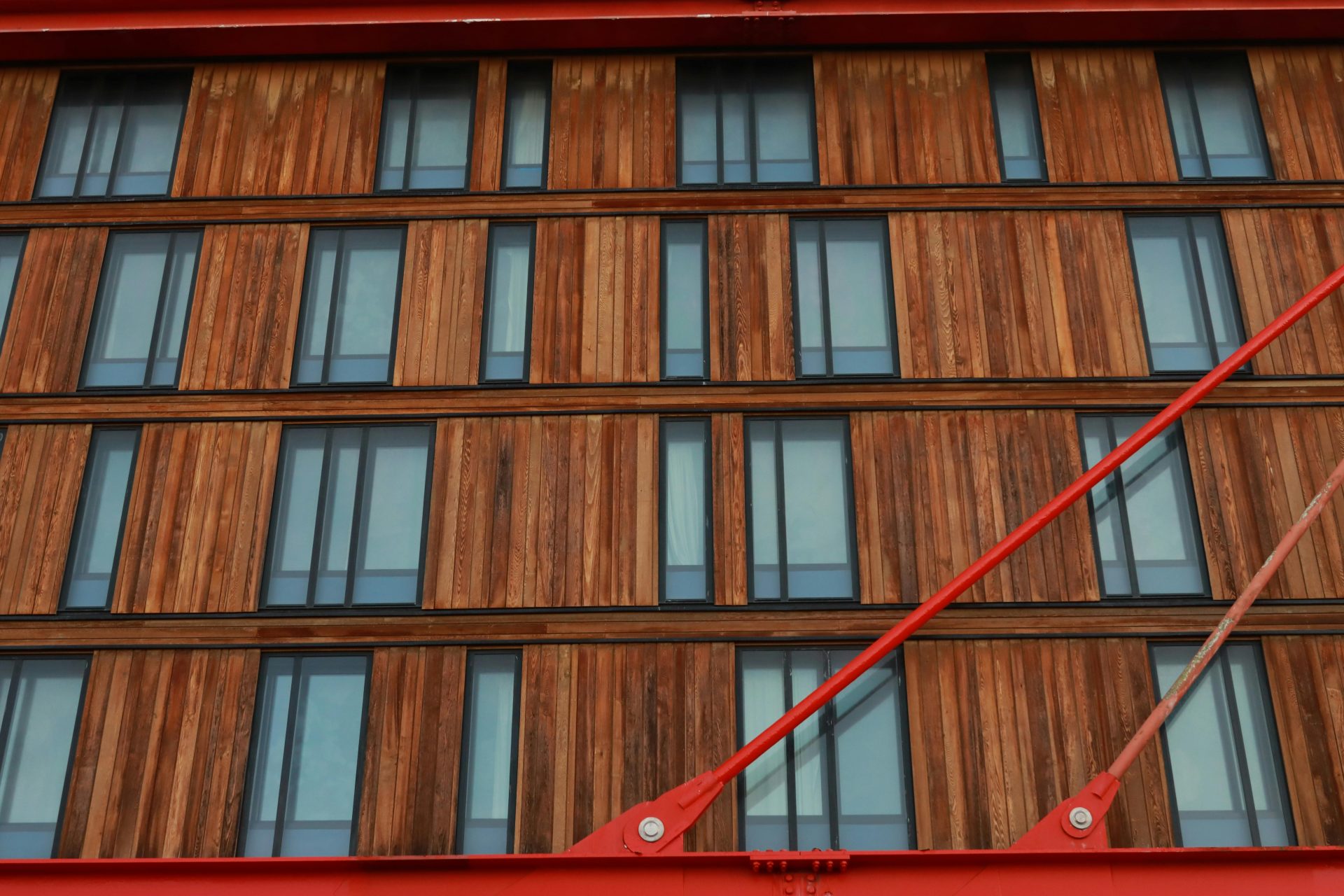 Façade contemporaine en bois avec de grandes fenêtres à Göteborg, en Suède, mettant en valeur l'architecture urbaine moderne.
