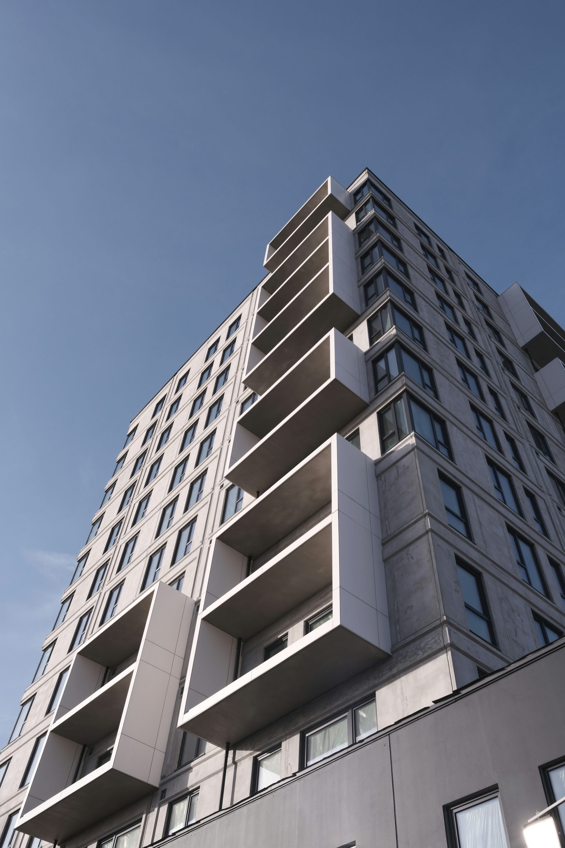 Immeuble d'appartements moderne avec balcons donnant sur le ciel bleu